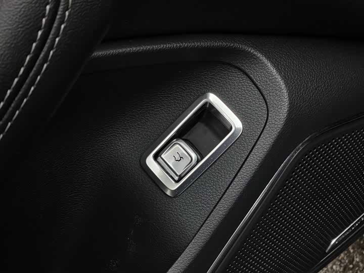 Фото 9 - Hongqi H5