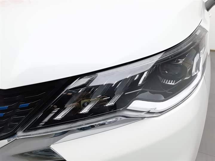 Фото 7 - Maxus Euniq 5