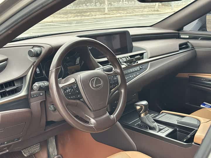 Фото 5 - Lexus ES
