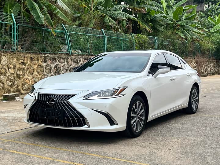 Фото 1 - Lexus ES