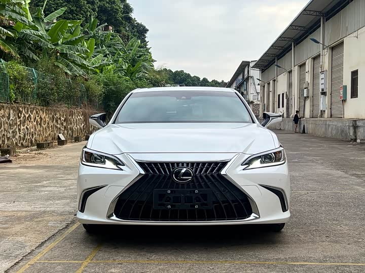 Фото 2 - Lexus ES