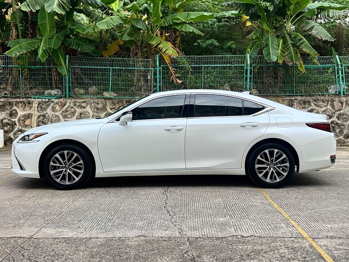 Фото 3 - Lexus ES