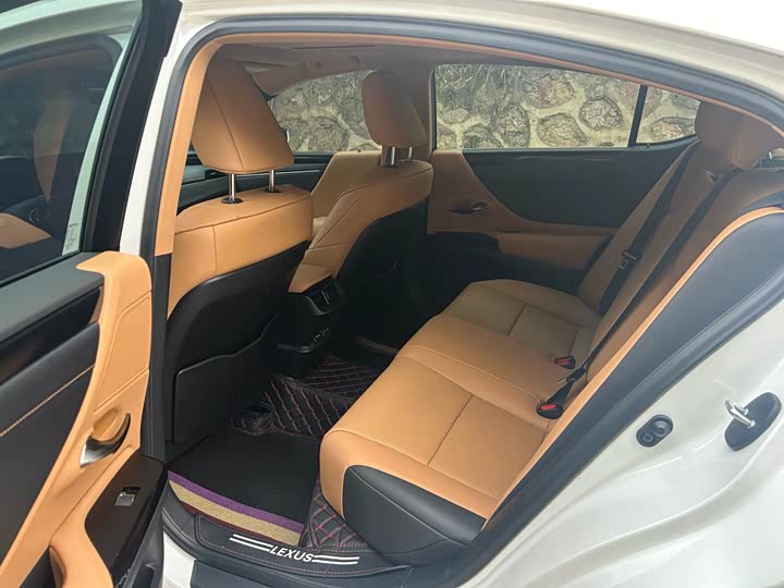 Фото 7 - Lexus ES