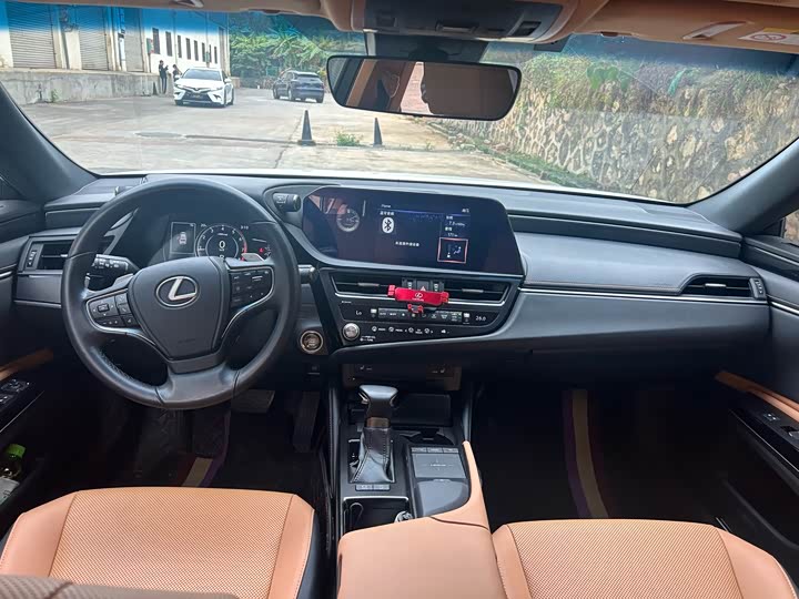 Фото 9 - Lexus ES