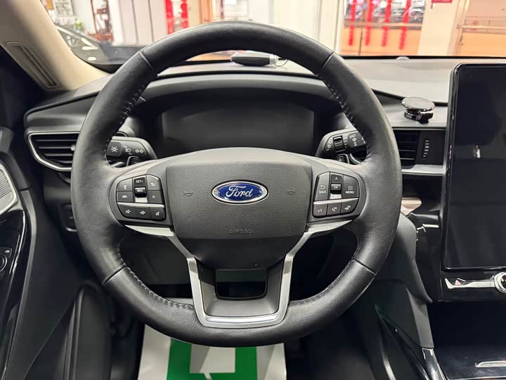 Фото 8 - Ford Explorer