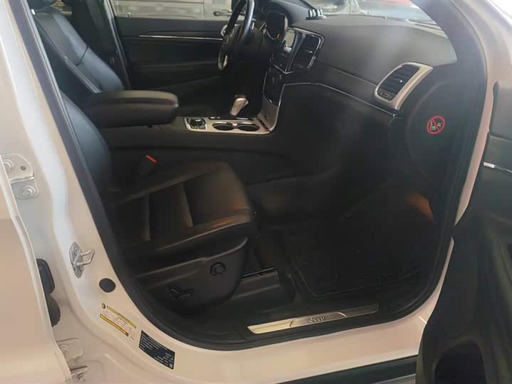 Фото 8 - Jeep Grand Cherokee