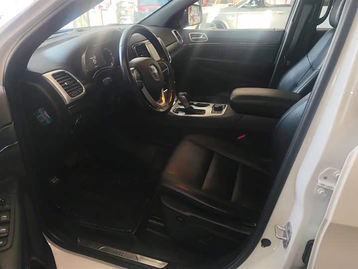 Фото 9 - Jeep Grand Cherokee