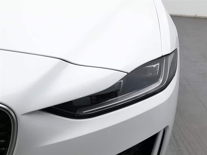 Фото 7 - Jaguar XE L