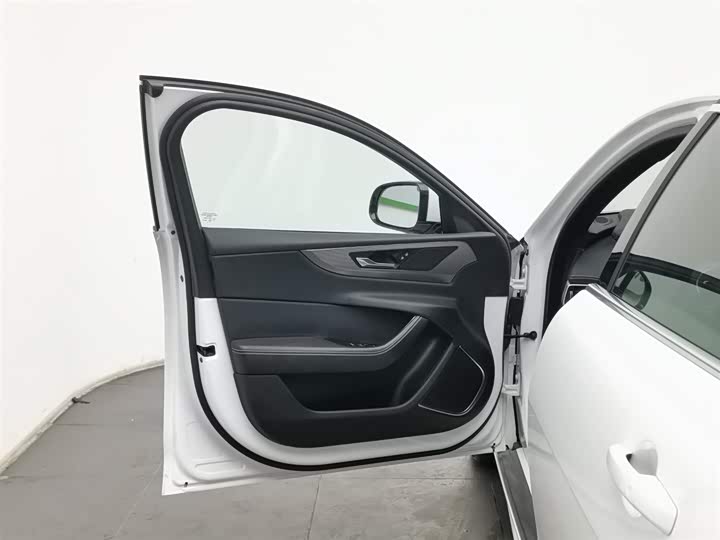 Фото 8 - Jaguar XE L