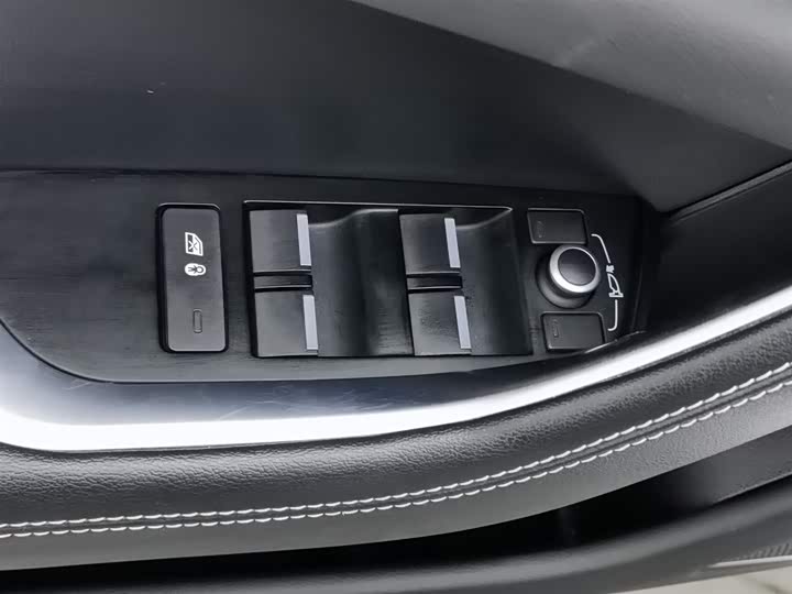 Фото 9 - Jaguar XE L