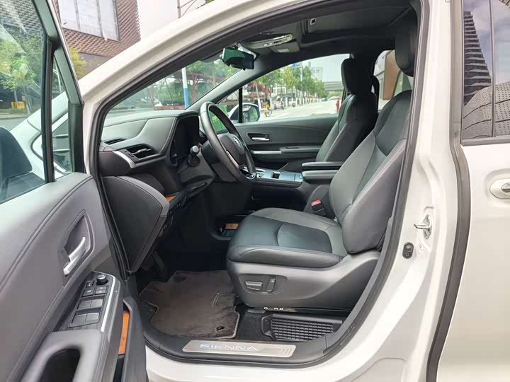 Фото 6 - Toyota Sienna