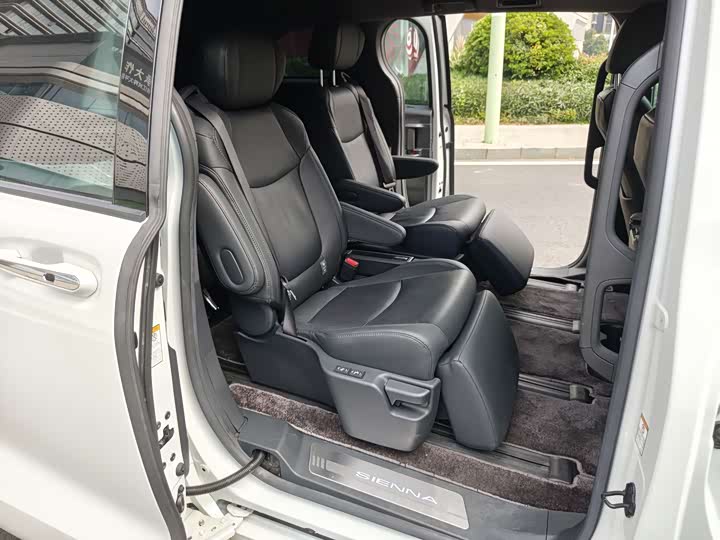 Фото 7 - Toyota Sienna