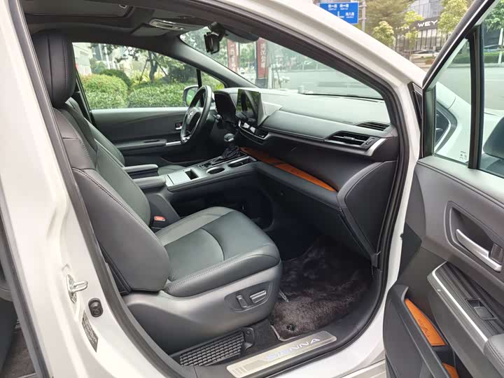 Фото 8 - Toyota Sienna