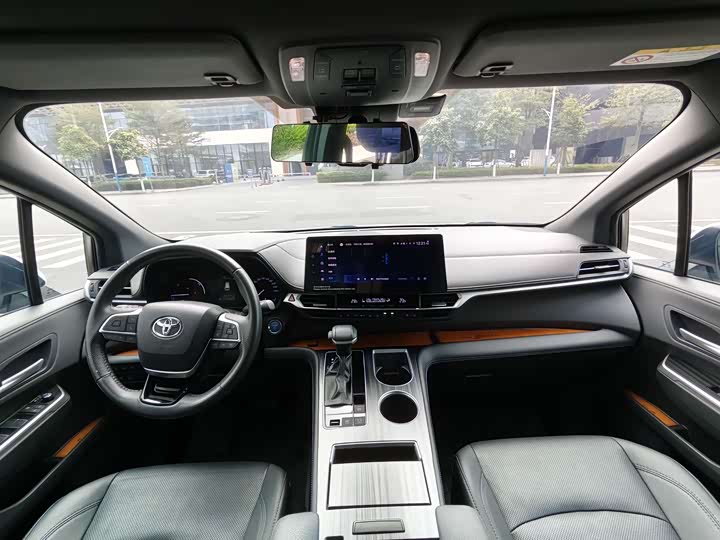 Фото 9 - Toyota Sienna