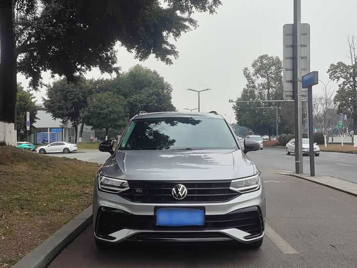 Фото 2 - Volkswagen Tiguan L Pro