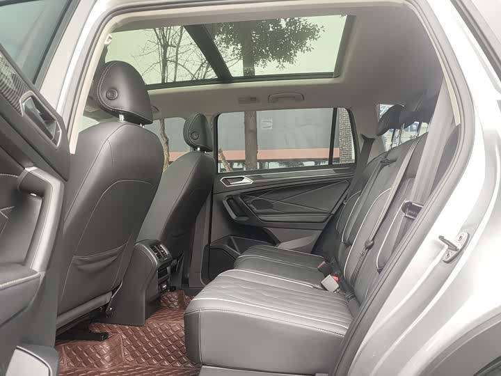 Фото 7 - Volkswagen Tiguan L Pro