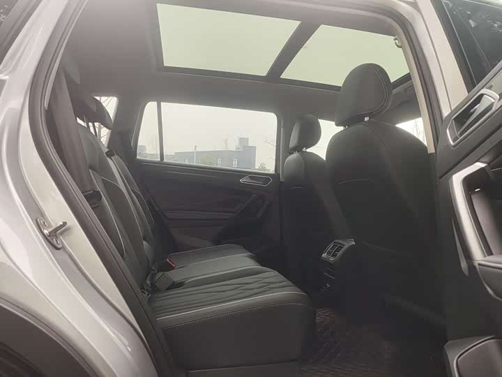 Фото 8 - Volkswagen Tiguan L Pro