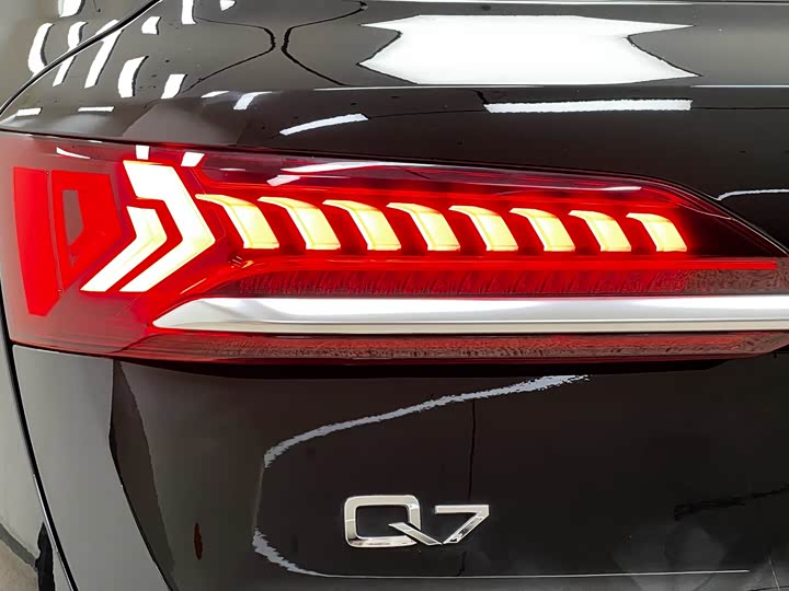 Фото 8 - Audi Q7