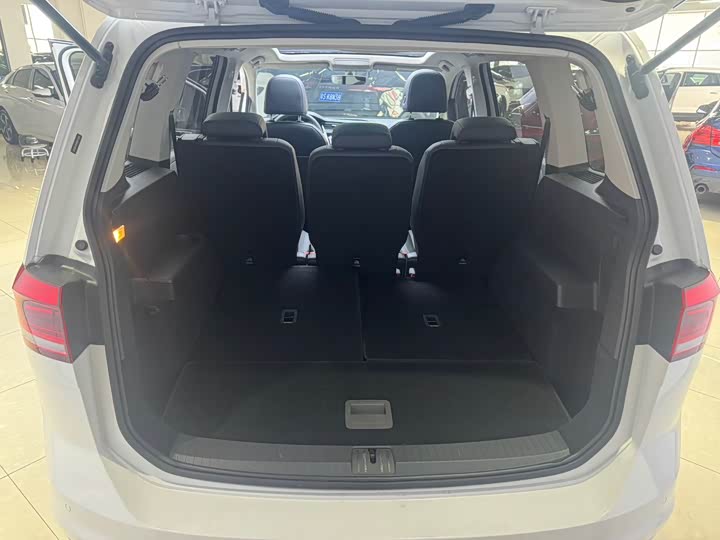 Фото 7 - Volkswagen Touran L