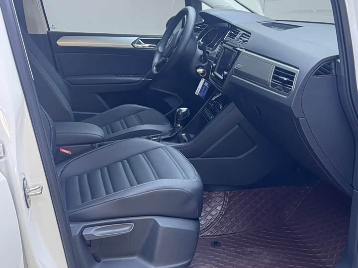 Фото 8 - Volkswagen Touran L