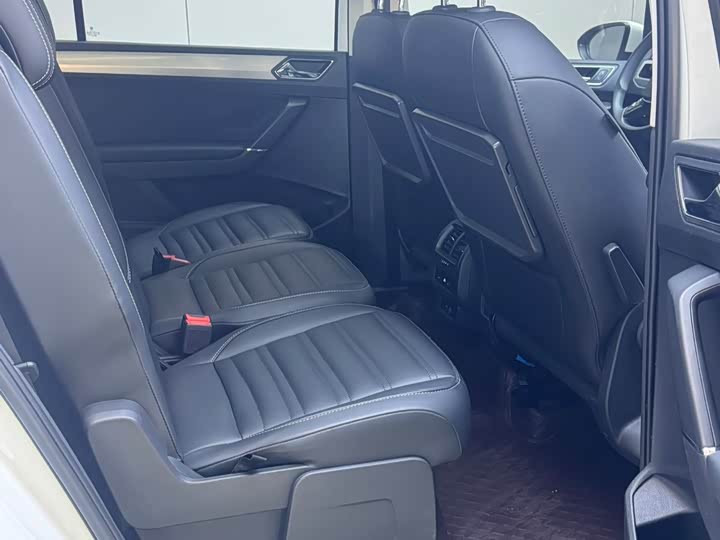 Фото 9 - Volkswagen Touran L