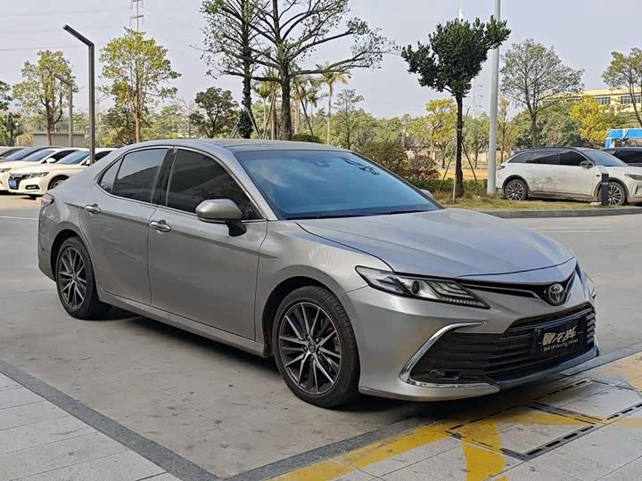 Фото 2 - Toyota Camry