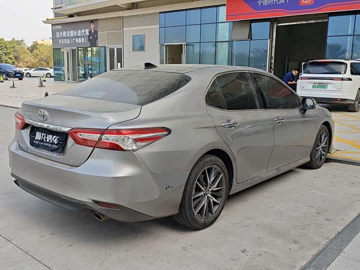 Фото 5 - Toyota Camry