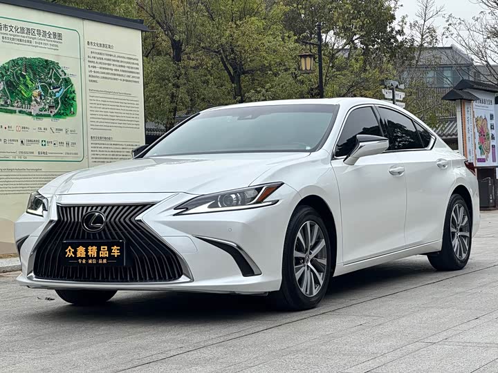 Фото 1 - Lexus ES