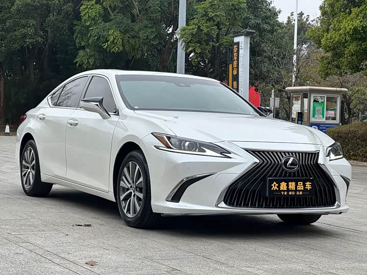 Фото 3 - Lexus ES