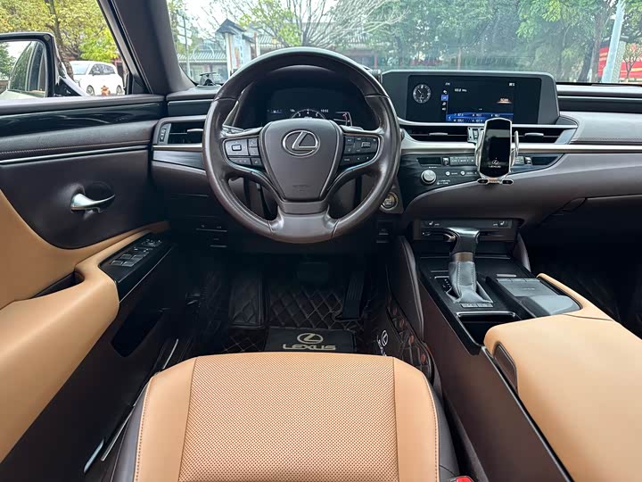 Фото 6 - Lexus ES