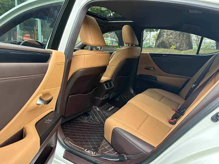 Фото 7 - Lexus ES