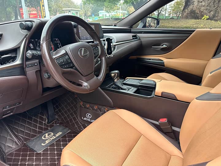 Фото 9 - Lexus ES