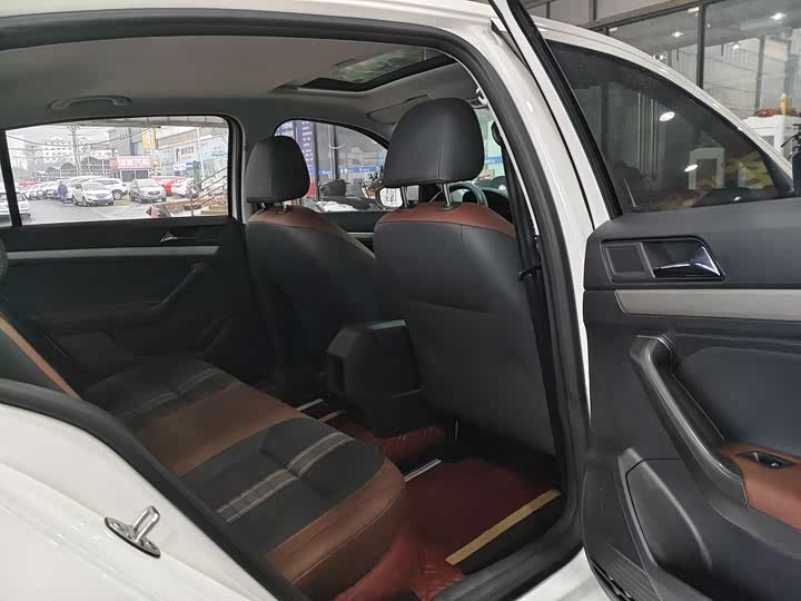 Фото 8 - Volkswagen Lavida