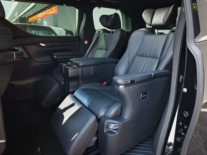 Фото 7 - Lexus LM