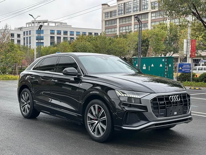 Фото 3 - Audi Q8