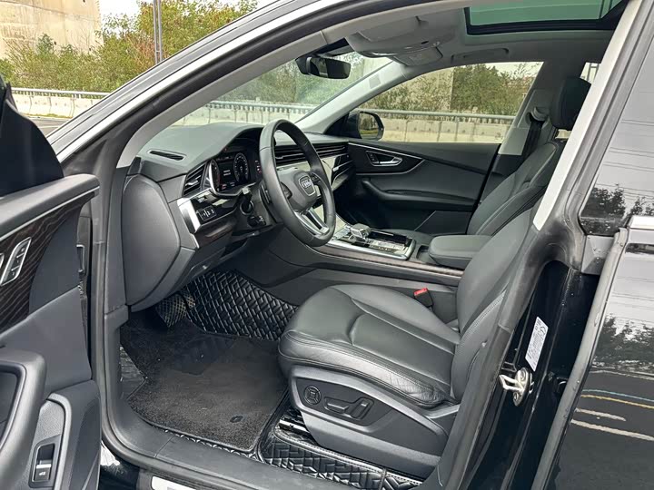 Фото 4 - Audi Q8