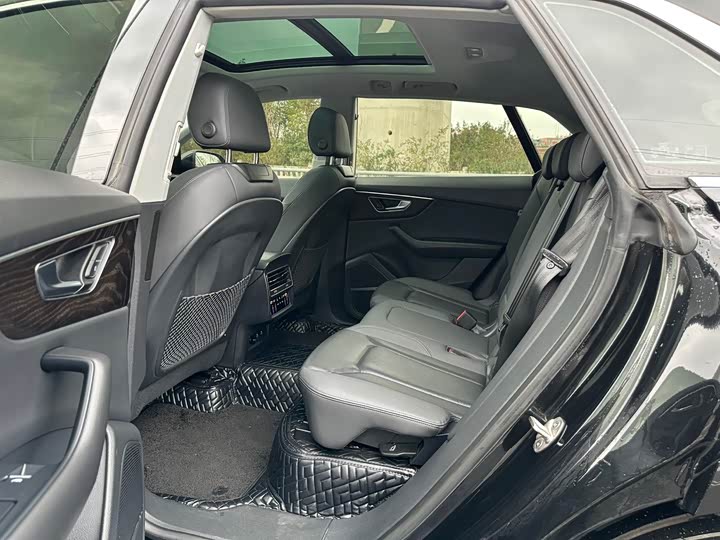 Фото 6 - Audi Q8