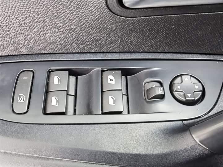 Фото 9 - Peugeot 2008