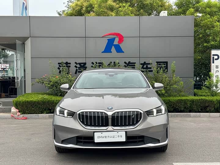 Фото 2 - BMW i5