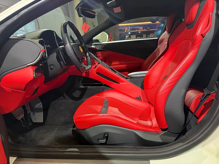 Фото 9 - Ferrari Roma