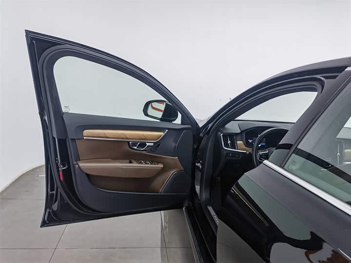 Фото 8 - Volvo S90