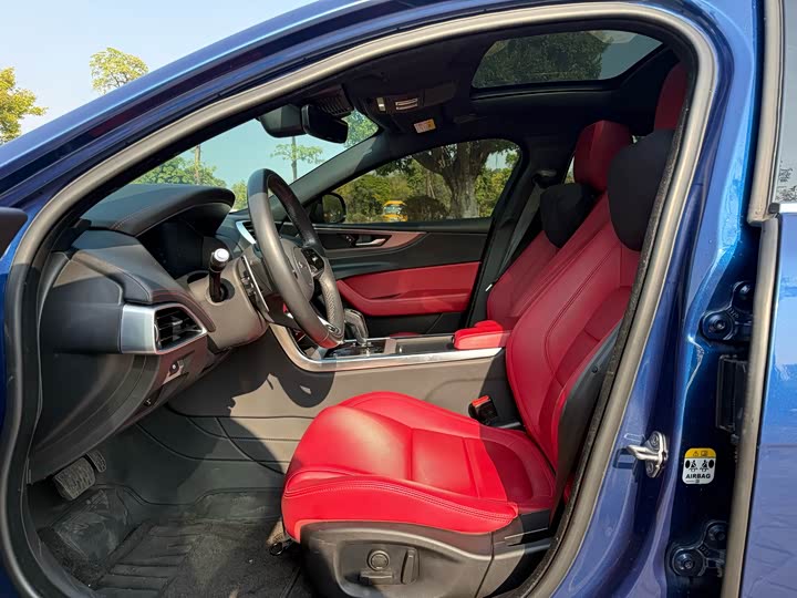 Фото 4 - Jaguar XE L