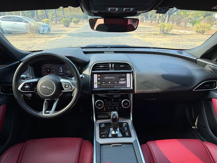 Фото 6 - Jaguar XE L