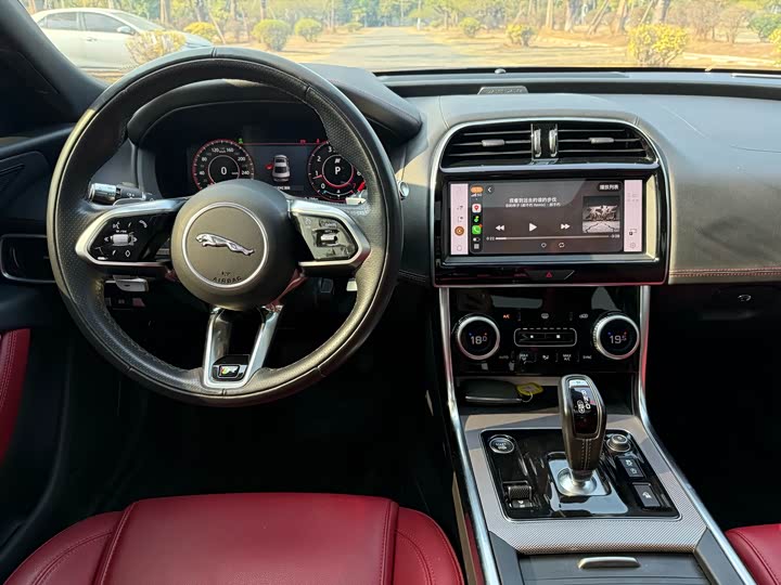 Фото 7 - Jaguar XE L