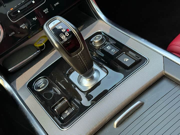 Фото 9 - Jaguar XE L