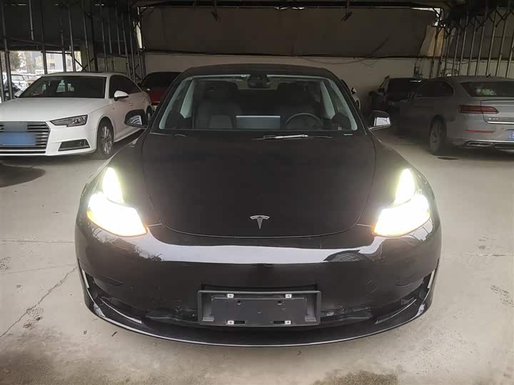 Фото 3 - Tesla Model 3