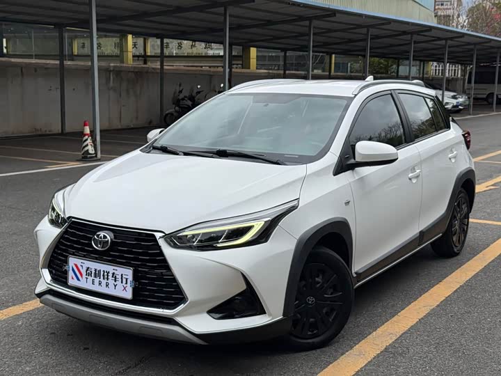 Фото 1 - Toyota Yaris L Hatchback