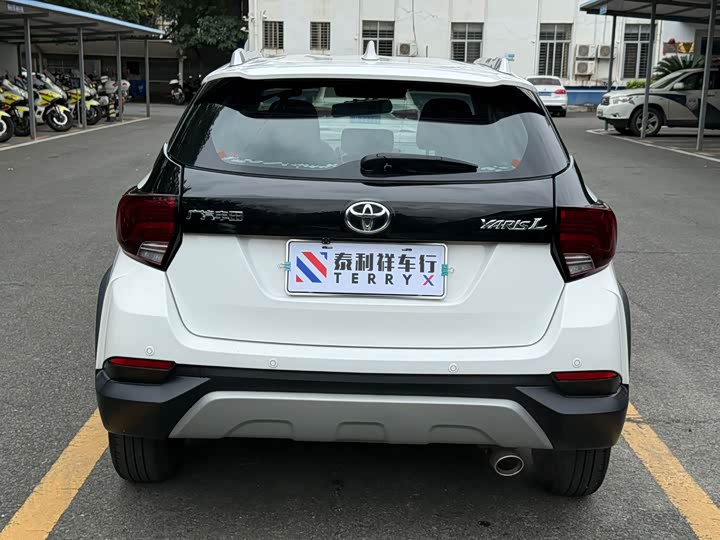 Фото 5 - Toyota Yaris L Hatchback