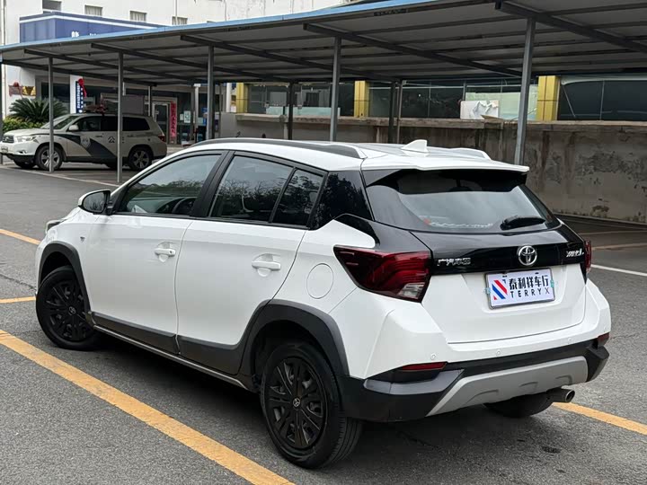 Фото 6 - Toyota Yaris L Hatchback