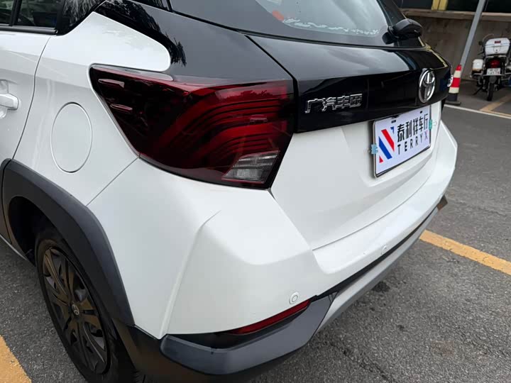 Фото 8 - Toyota Yaris L Hatchback